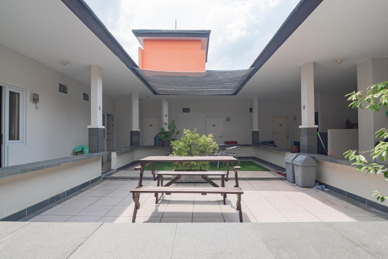 Hotel OYO Life 1877 Side Corner Cirebon Exterior foto